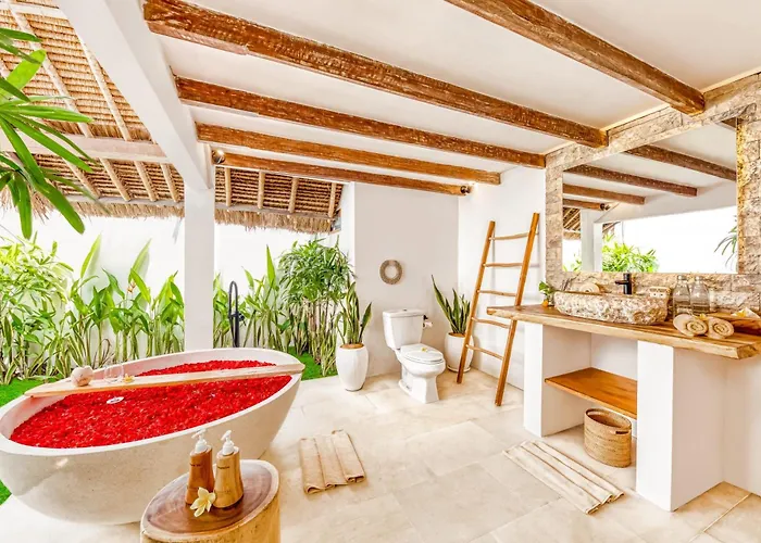 Villa Indigo - 5-bdr With Huge Pool And Garden Seminyak